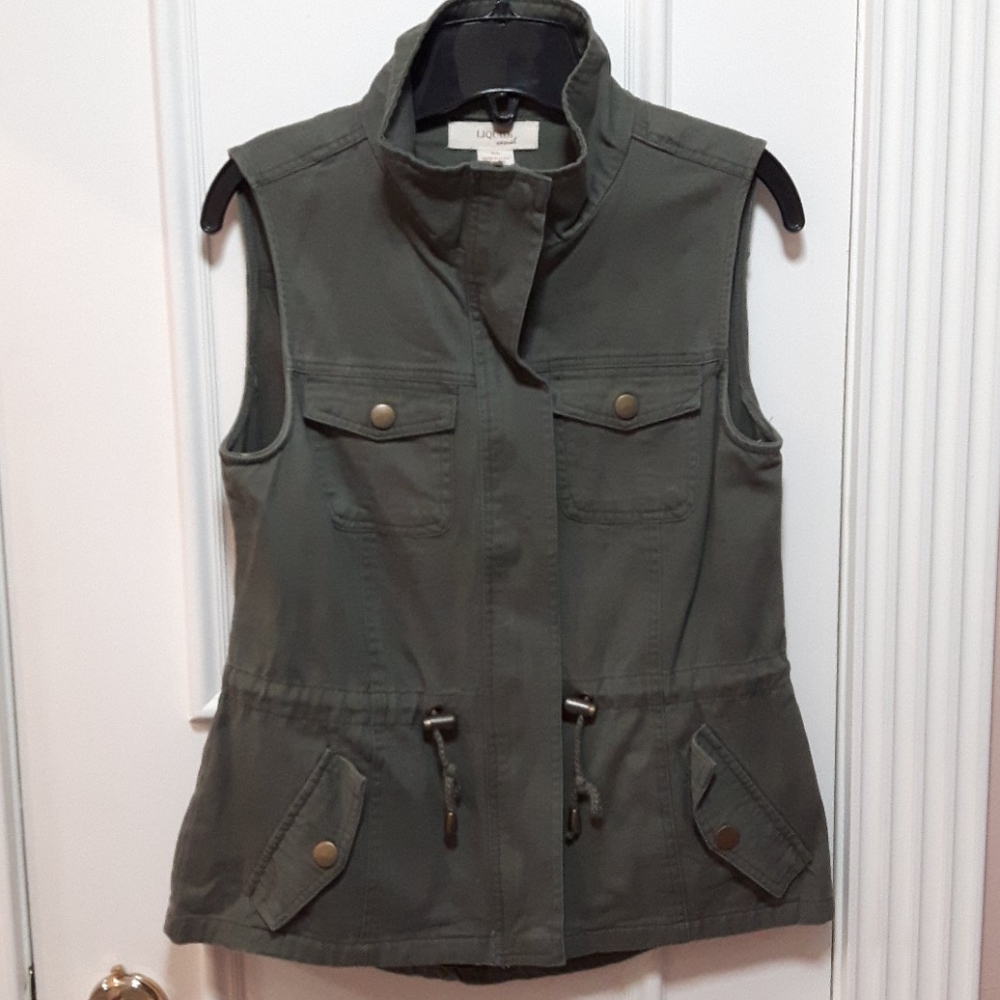 🛍 camo green utility vest
